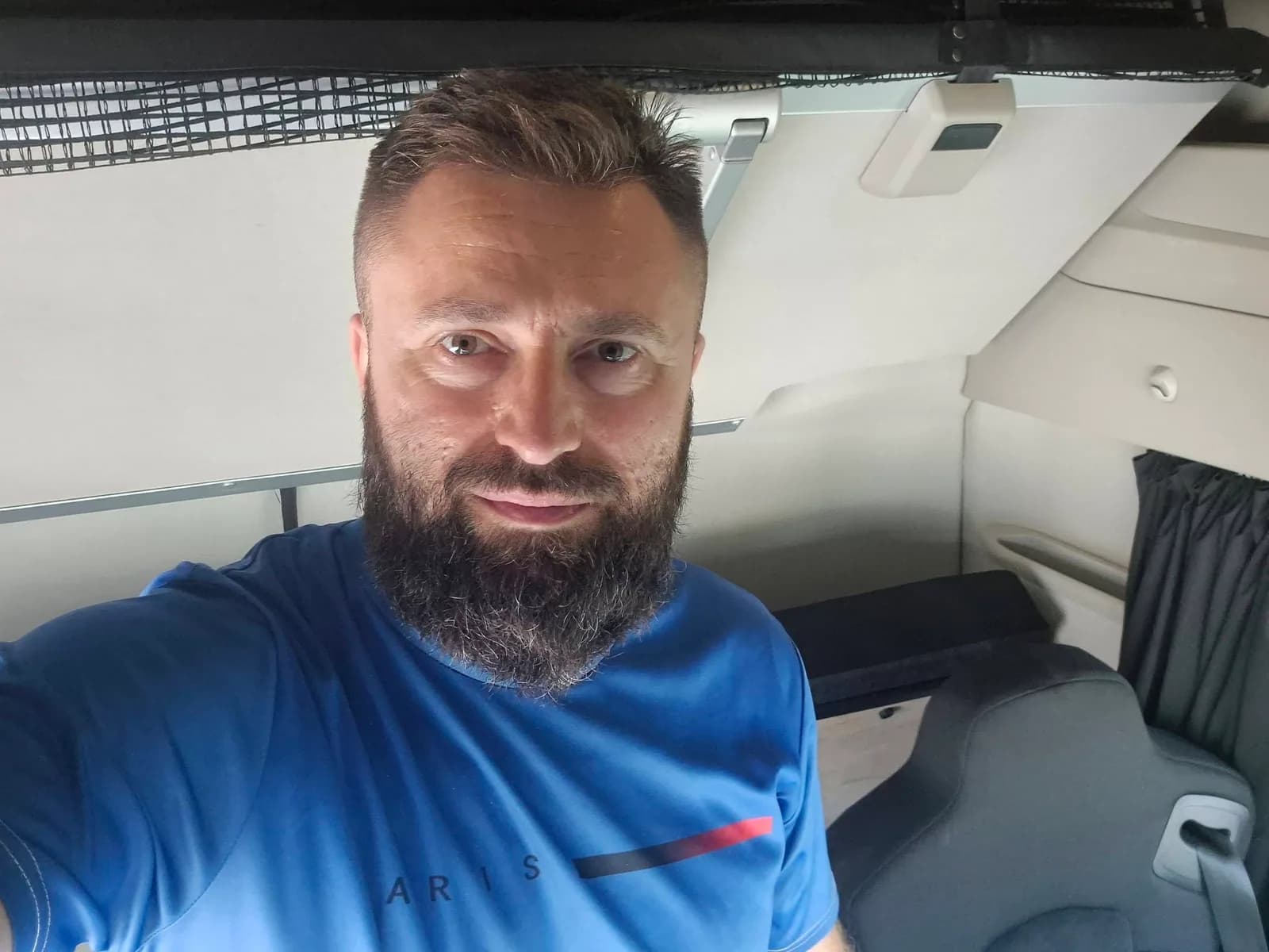 Andrzej Cwojdziński w wyczyszczonej kabinie ciągnika siodłowego